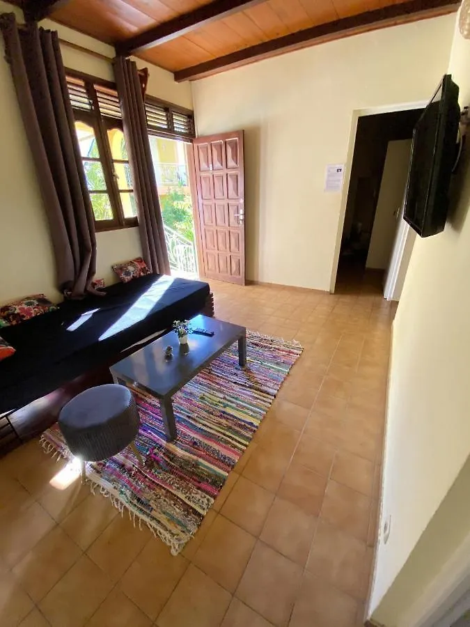 Appartement de 2 chambres avec piscine partagee terrasse et wifi a Pointe Noire a 2 km de la plage  Pointe-Noire